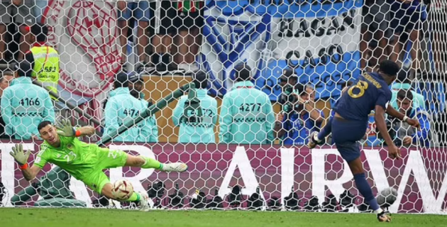 Tchouameni ngấm đòn tâm lý chiến của Emiliano Martinez 