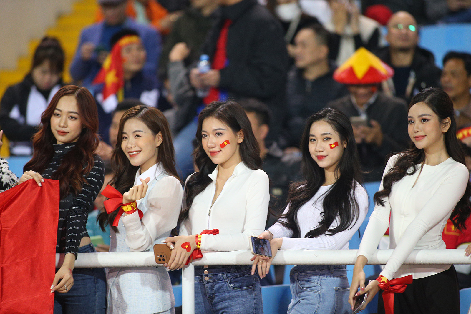 Dàn hot girl 'nóng cùng World Cup' đổ bộ sân Mỹ Đình