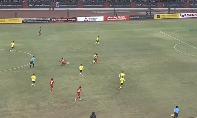 Ảnh bài viết Quang Hải xé toạc hàng thủ Malaysia bằng pha 'lườm rau gắp thịt'