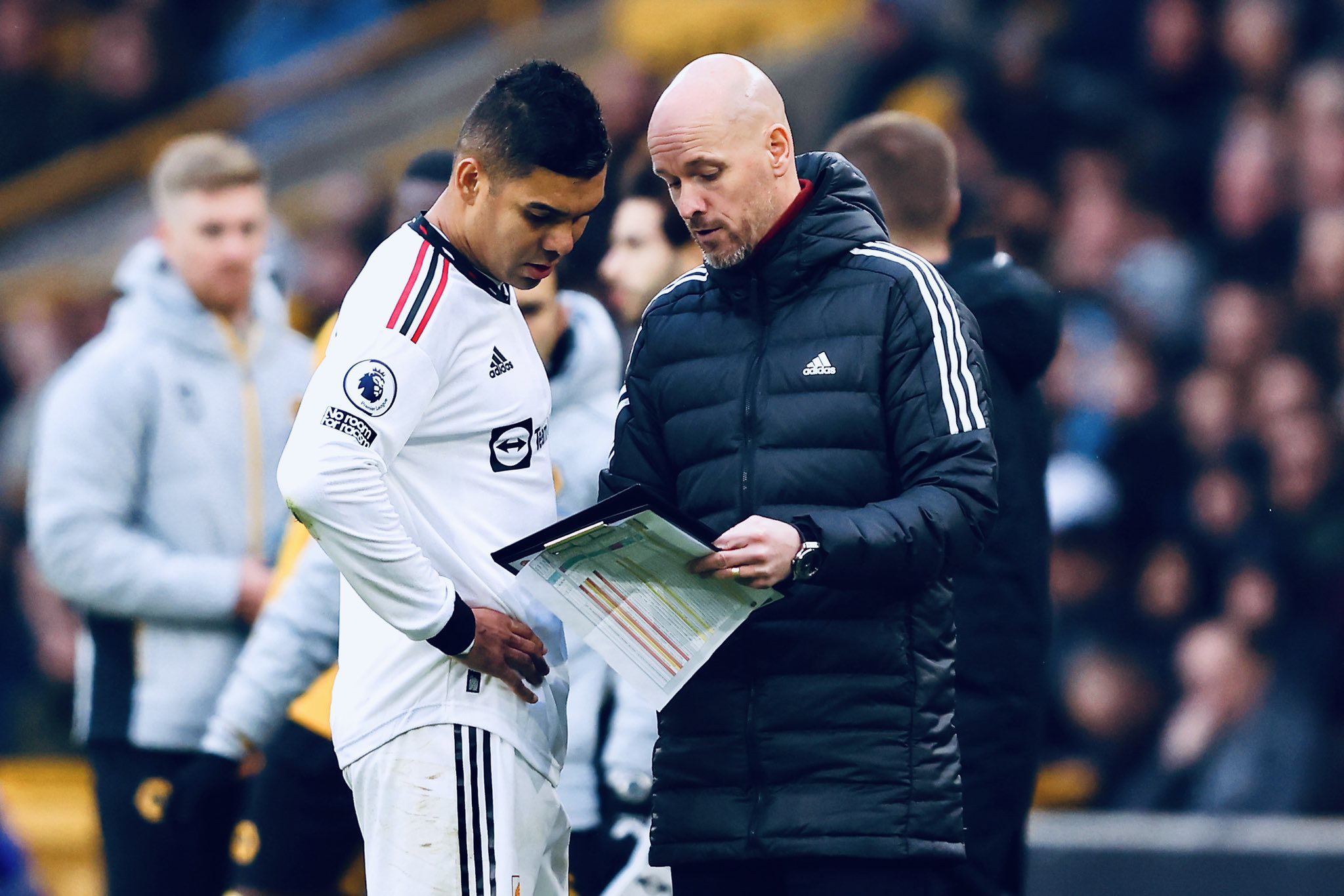 Ten Hag đưa ra chỉ đạo cho Casemiro trước khi Rashford ghi bàn