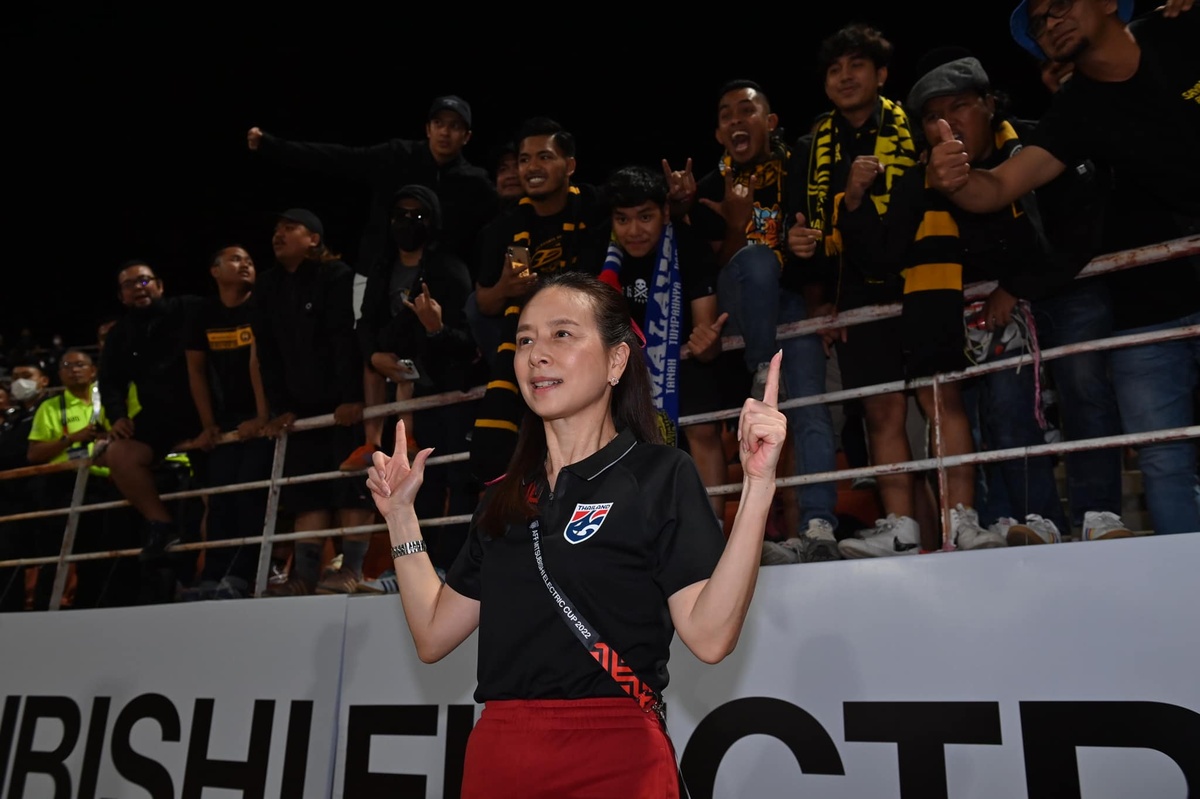 CĐV Malaysia hát mừng chiến thắng của Thái Lan