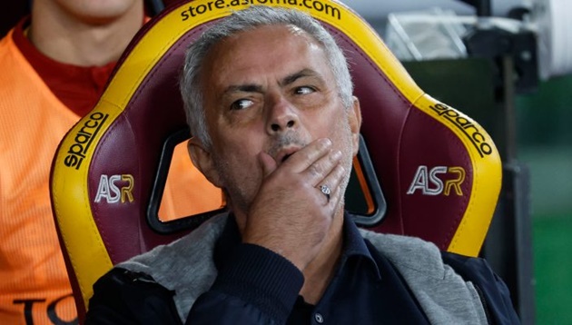 Mourinho: "Tôi yêu cầu mọi người đừng la ó các cầu thủ của tôi"