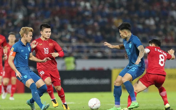 CĐV Thái Lan chế nhạo Việt Nam; Ngôi sao Việt Kiều cập bến V-League