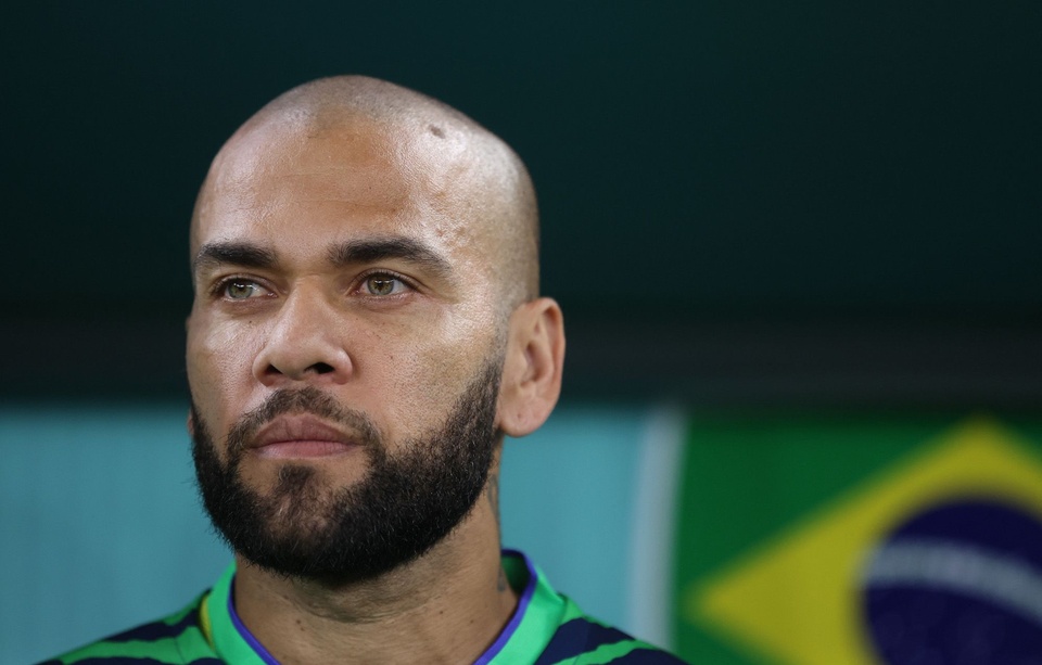 Dani Alves bị tạm giữ vì cáo buộc quấy rối tình dục