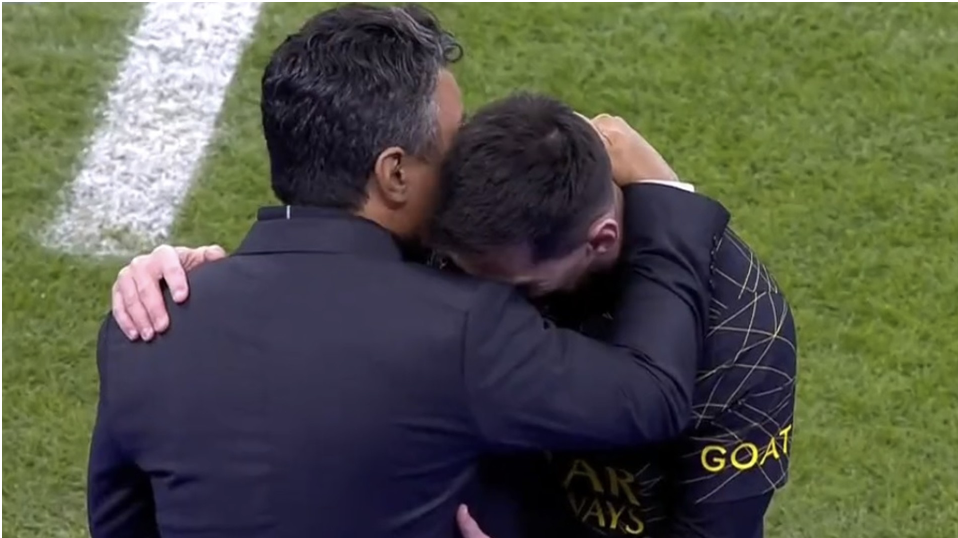 Messi ôm chặt HLV đối thủ sau khi rời sân