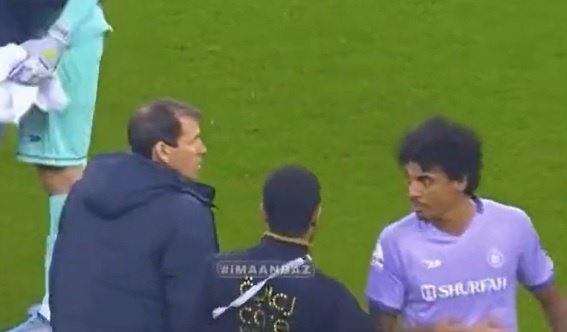 Đồng đội của Ronaldo tỏ thái độ với huấn luyện viên sau trận thua