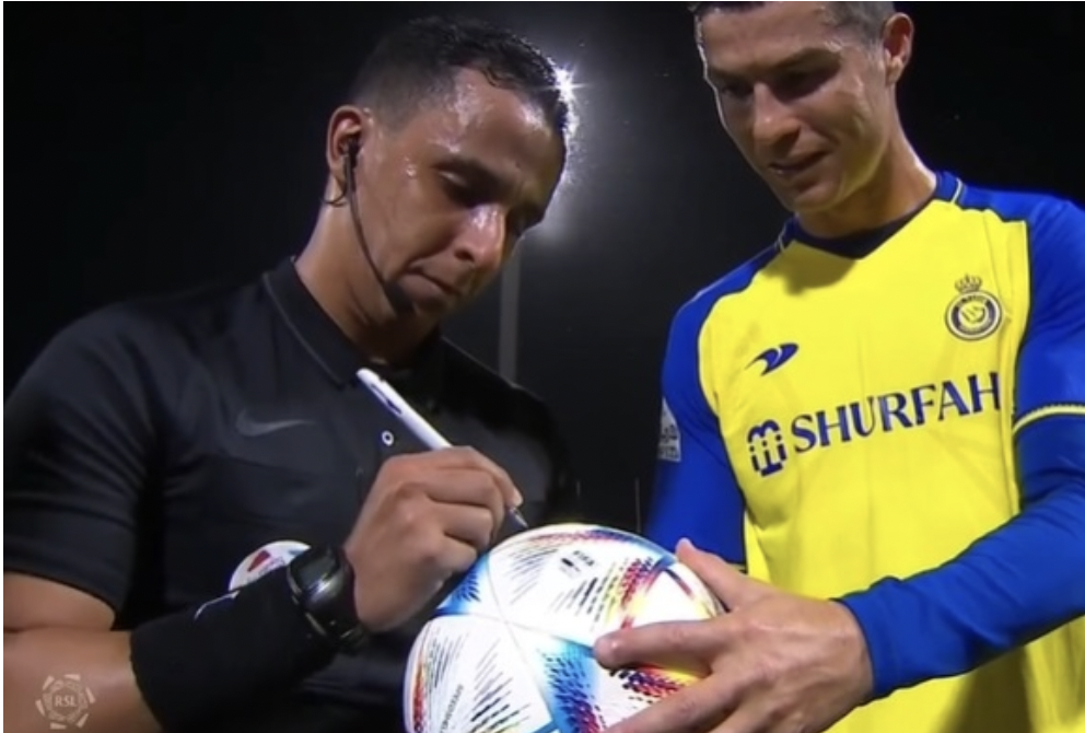 Trọng tài gây tranh cãi khi ký tặng cho Ronaldo