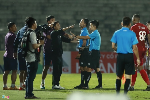 3 phút hoang mang của trọng tài trận Hà Tĩnh - Hà Nội