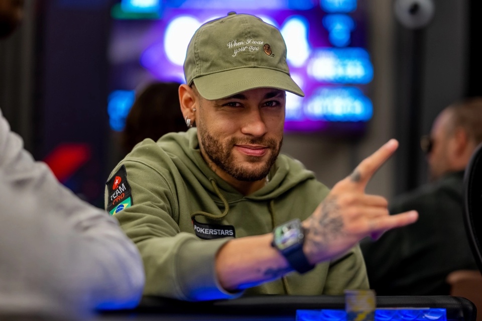 Neymar dự hai giải poker sau khi thua Champions League