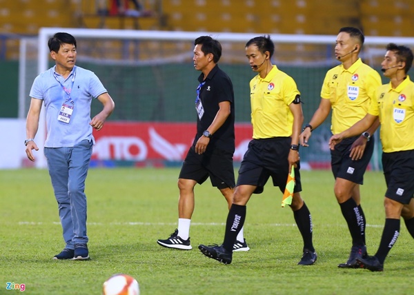 HLV Vũ Tiến Thành lao vào sân phản ứng trọng tài FIFA