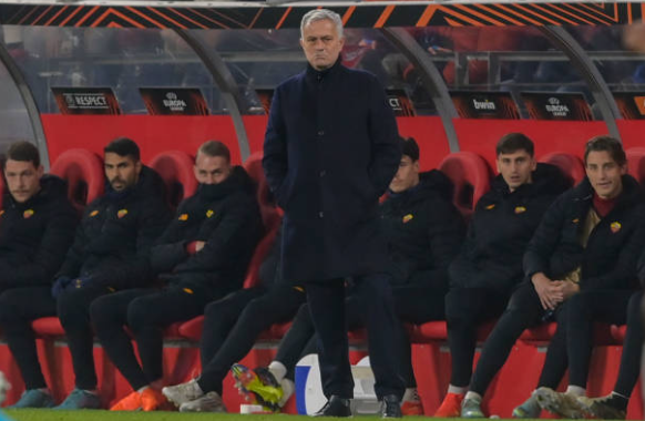 Ảnh bài viết Mourinho bất lực, mím môi sau bàn thua nghiệt ngã