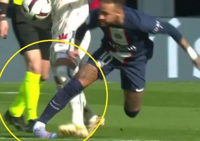 CĐV chế nhạo chấn thương của Neymar