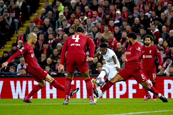 Real Madrid hạ đẹp Liverpool: Ngọn lửa Vinicius