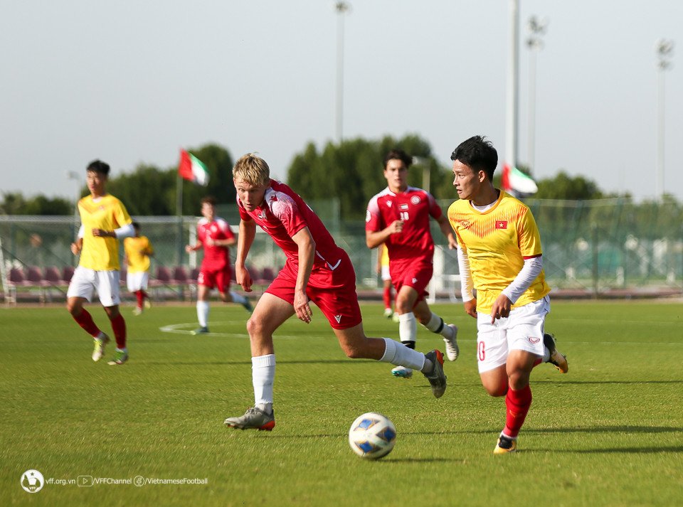 Văn Khang mắc lỗi, U20 Việt Nam thua Dubai City FC 0-1