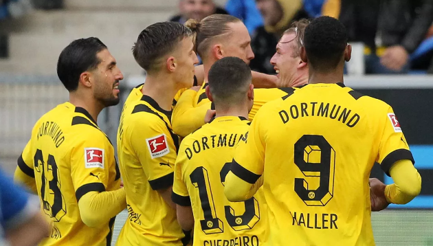 Cái lưng của Julian Brandt đưa Dortmund lên ngôi đầu BXH Bundesliga