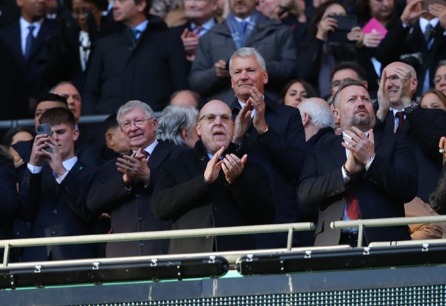 Ngồi cạnh Sir Alex, Avram Glazer nhận cái kết 'đắng lòng'