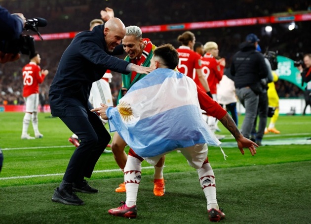 Piers Morgan hóa trò hề khi mỉa mai Ten Hag và sao Man Utd