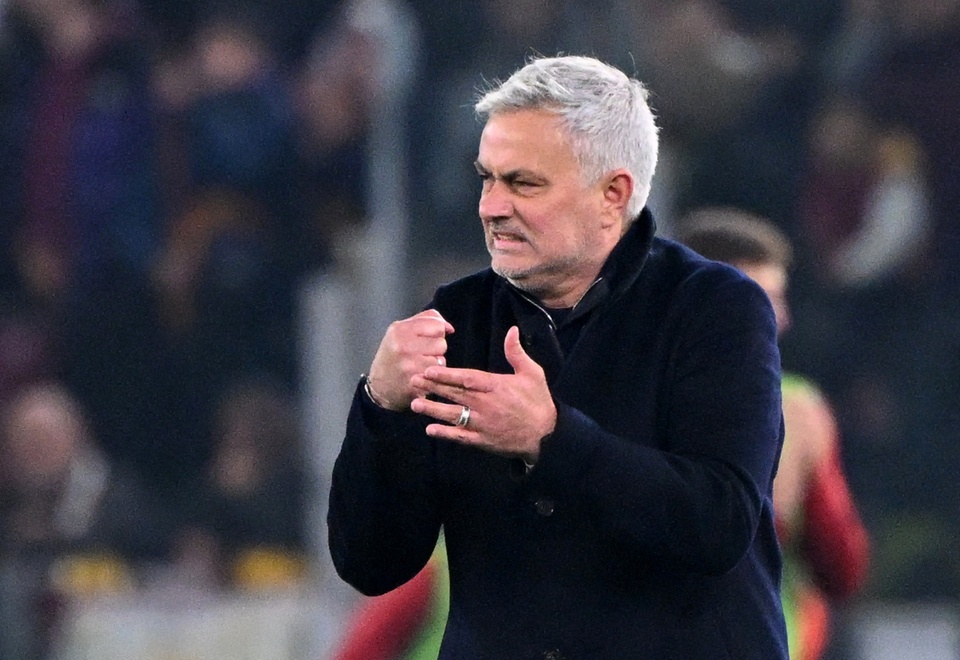 Mourinho bị phạt nặng