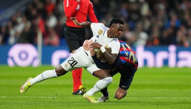 Ngăn De Jong thoát pressing, Vinicius tung chiêu đấu vật