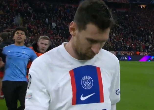 Ảnh bài viết Đang lúc chán chường, Messi bị CĐV tấn công