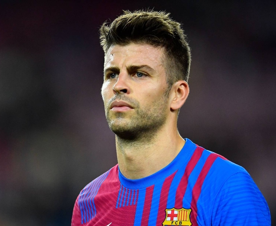 Pique bất lịch sự với Frenkie de Jong và bạn gái