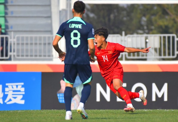 Hai sao U20 HAGL lên U23 Việt Nam; HLV Troussier do thám Thái Lan