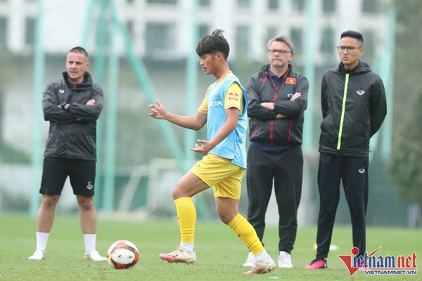 'Vua giải trẻ' Quốc Việt lỡ cơ hội ra mắt HLV Philippe Troussier