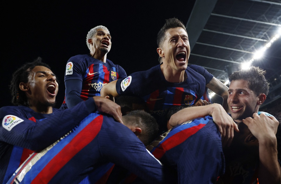 Barca xoay chuyển mùa giải giữa giông bão