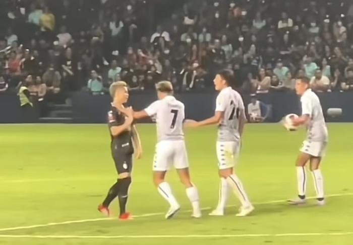 Theerathon Bunmathan bị tố chơi bẩn ở Thai League 1