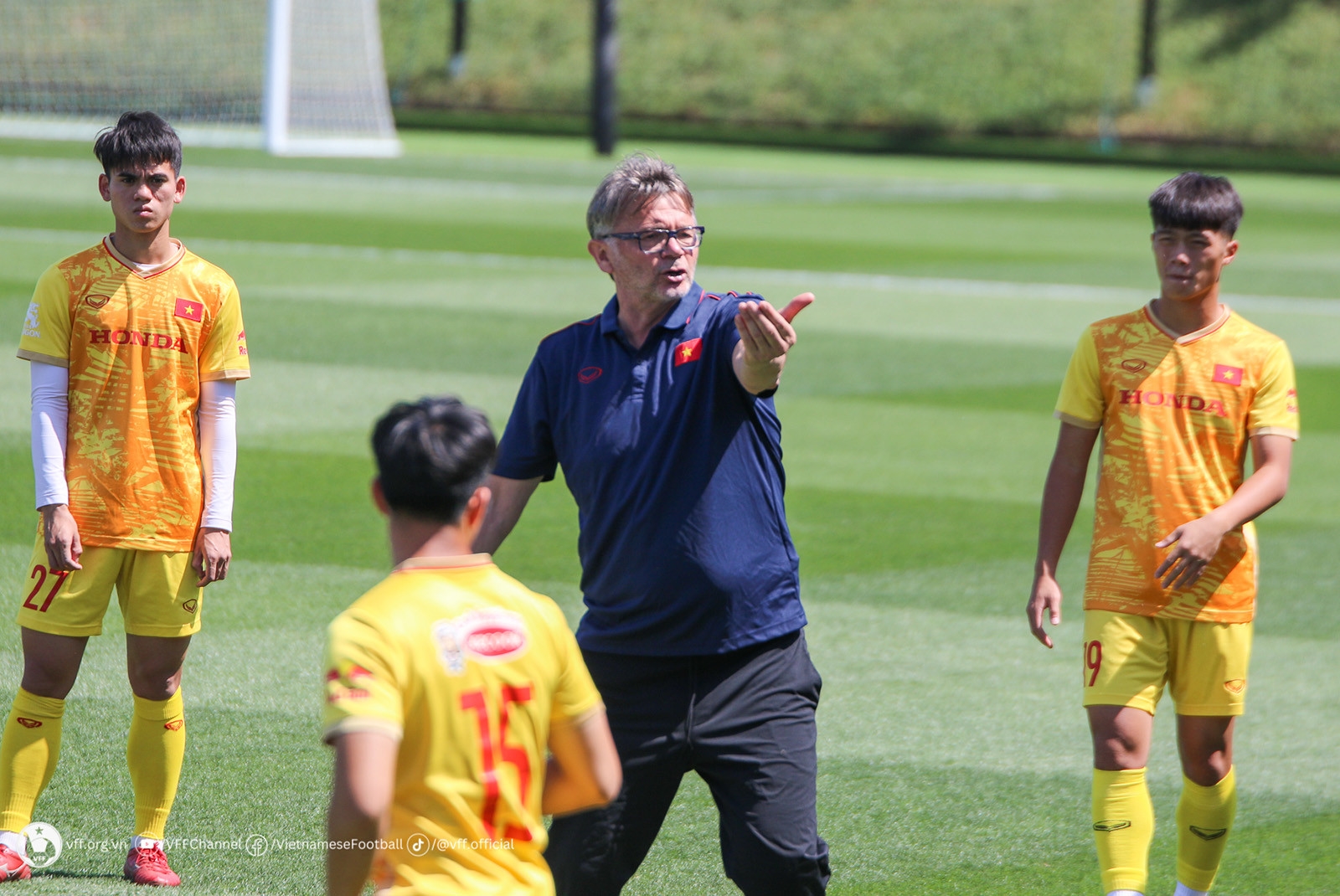 HLV Philippe Troussier lên tinh thần cho U23 Việt Nam đấu UAE