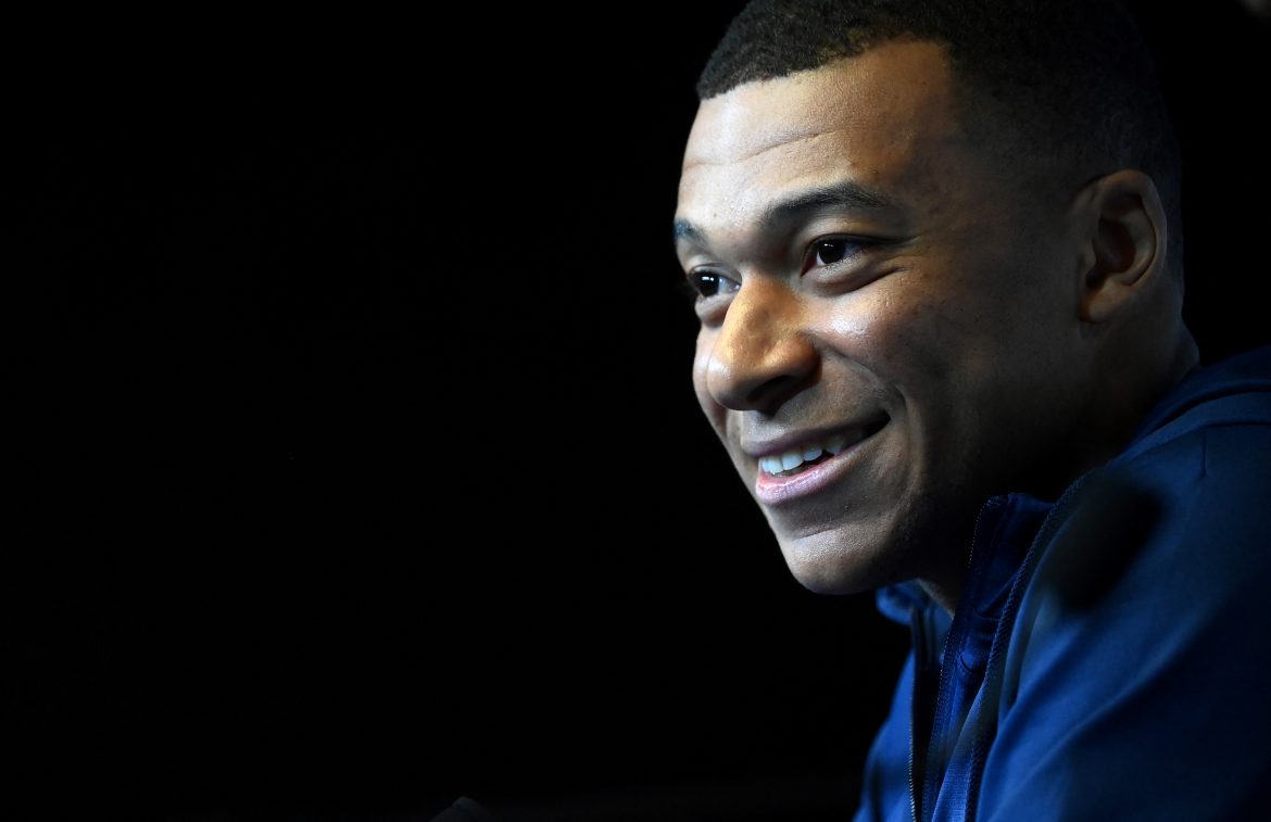 Ảnh bài viết Mbappe phá vỡ im lặng về băng đội trưởng tuyển Pháp