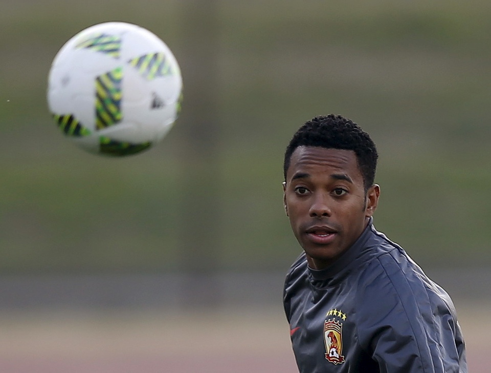 Robinho bị thu hộ chiếu