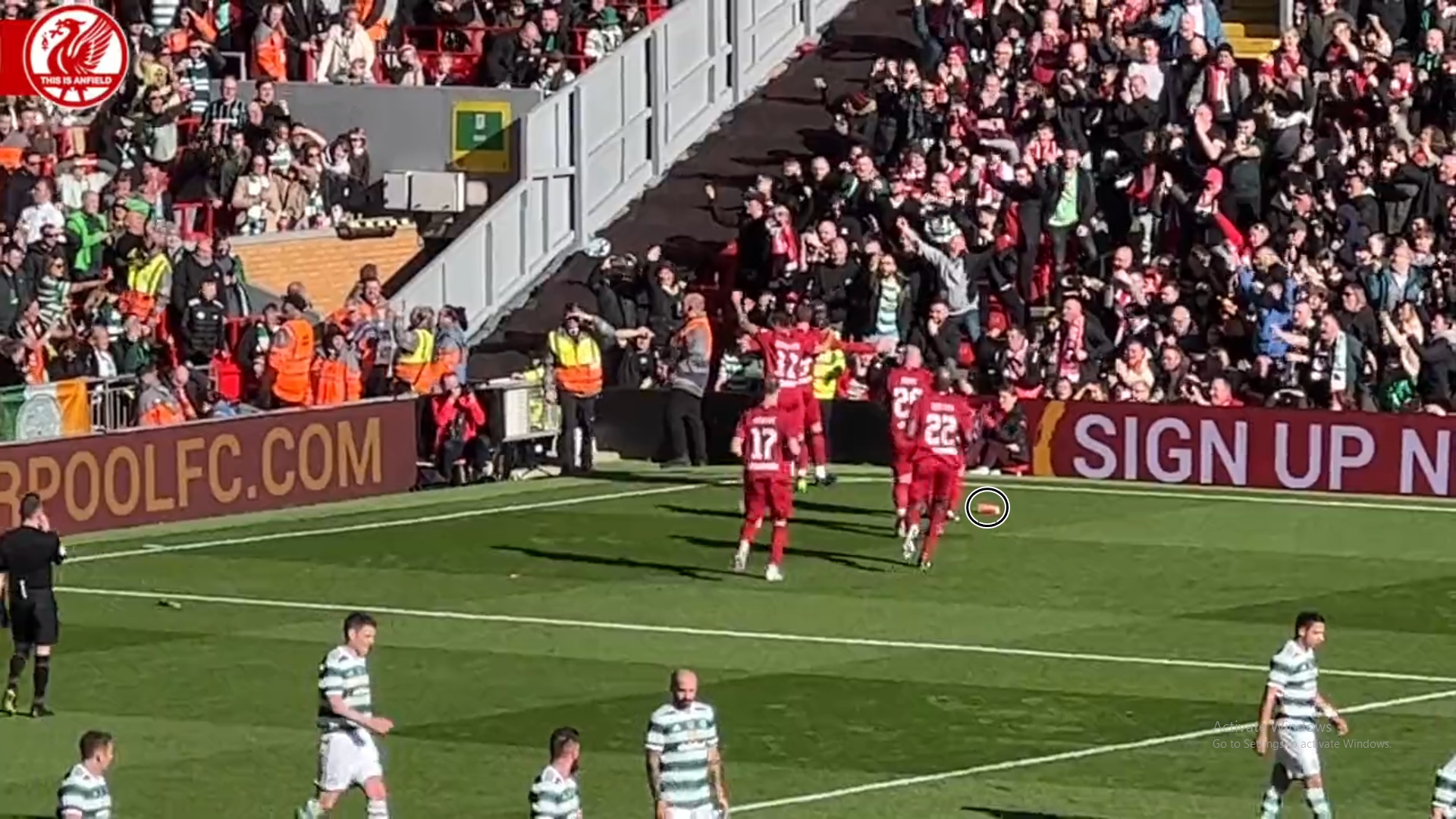 Gerrard bị CĐV Celtic tấn công