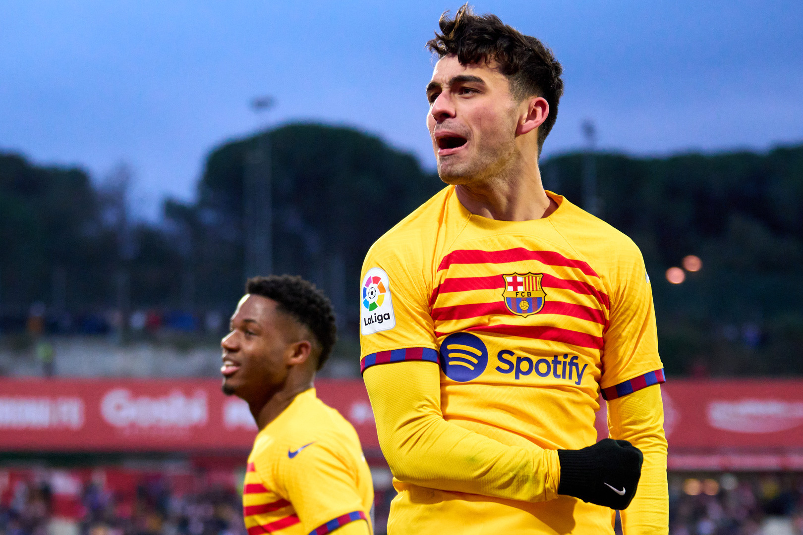 Pedri báo tin vui cho MU và Man City