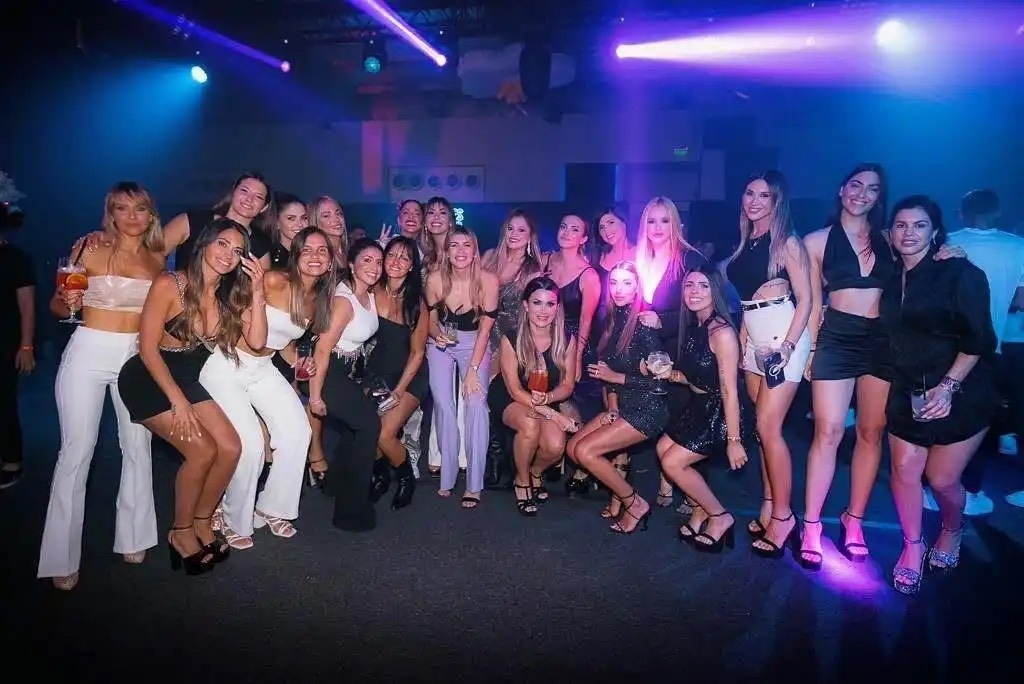 Vợ Messi tận hưởng tiệc đêm cùng dàn WAGs Argentina