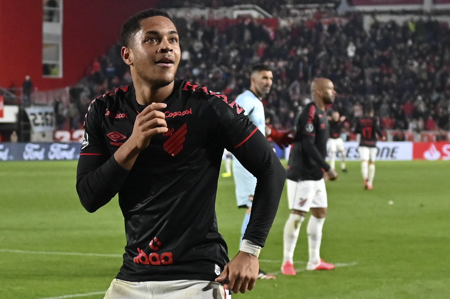 Từ chối Premier League, 'thần đồng' Brazil sẵn sàng nhận lương thấp để đến Barca