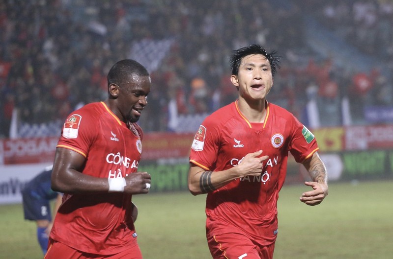 Văn Hậu giúp CAHN lội ngược dòng trước Khánh Hòa; Người đại diện chốt tương lai Quang Hải