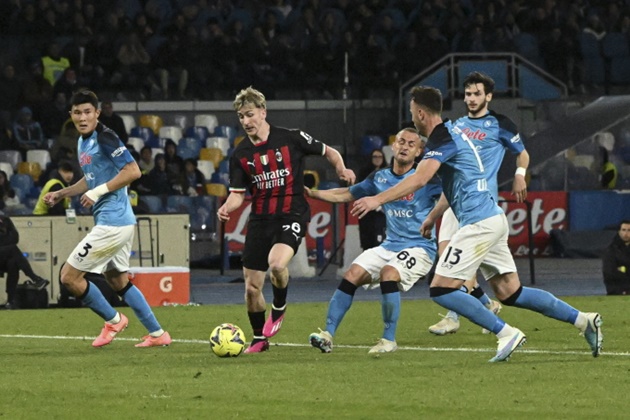 Sao AC Milan độc diễn để đời khiến Napoli rối loạn