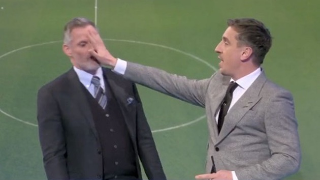 Neville và Carragher tái hiện khoảnh khắc tranh cãi của Kane