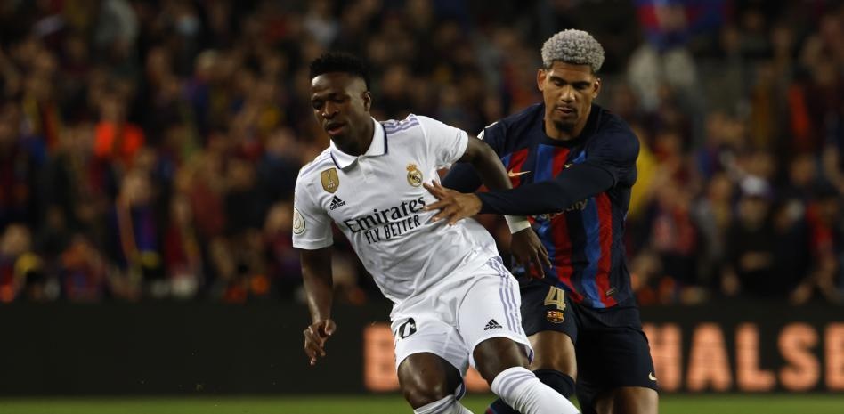 Vinicius mắng cầu thủ Barca 'im mồm'