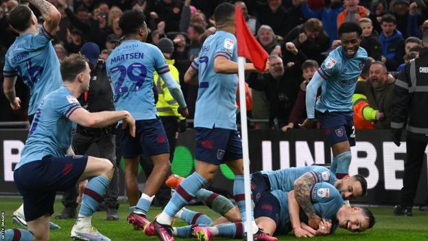 CHÍNH THỨC! Đội bóng đầu tiên thăng hạng Premier League 2023/24