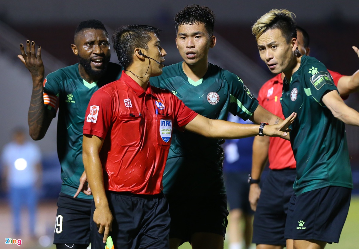Trọng tài V.League tiếp tục bị chỉ trích