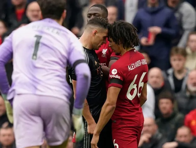 Ảnh bài viết Xhaka thoát thẻ đỏ sau hành động điên rồ