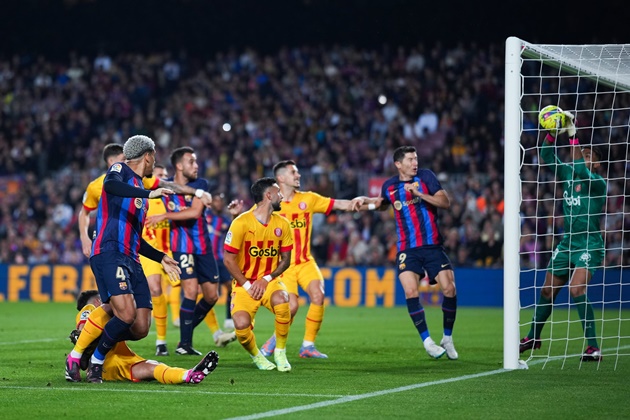 Barca lỡ cơ hội hơn Real 15 điểm