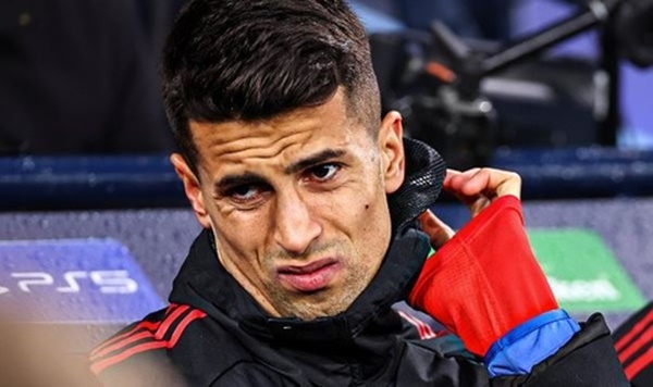 Cancelo hành động đẹp nhưng vẫn bị la ó