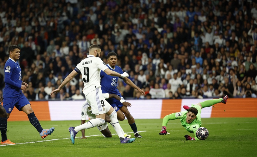 CĐV trầm trồ trước kỹ năng xử lý bóng của HLV Ancelotti