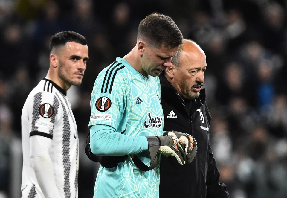 Thủ môn Juventus rời sân trong nước mắt vì vấn đề tim mạch