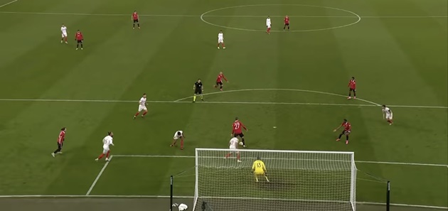 Ảnh bài viết Pha bóng đẩy Weghorst ra xa khỏi Old Trafford