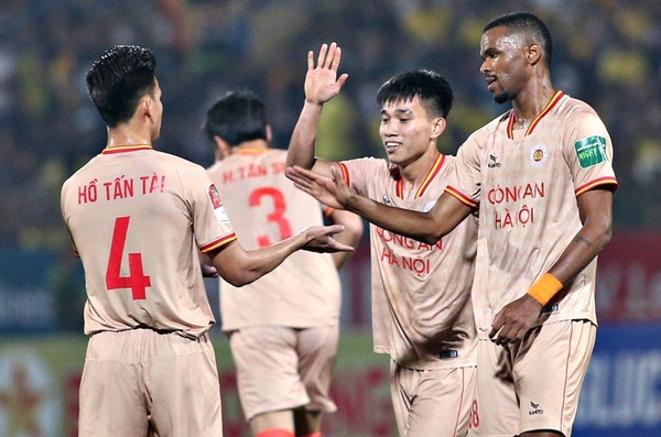 CLB CAHN đè bẹp Nam Định