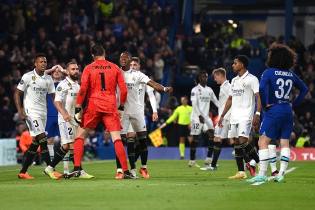 Courtois khiến Stamford Bridge sửng sốt, Cucurella thất thần